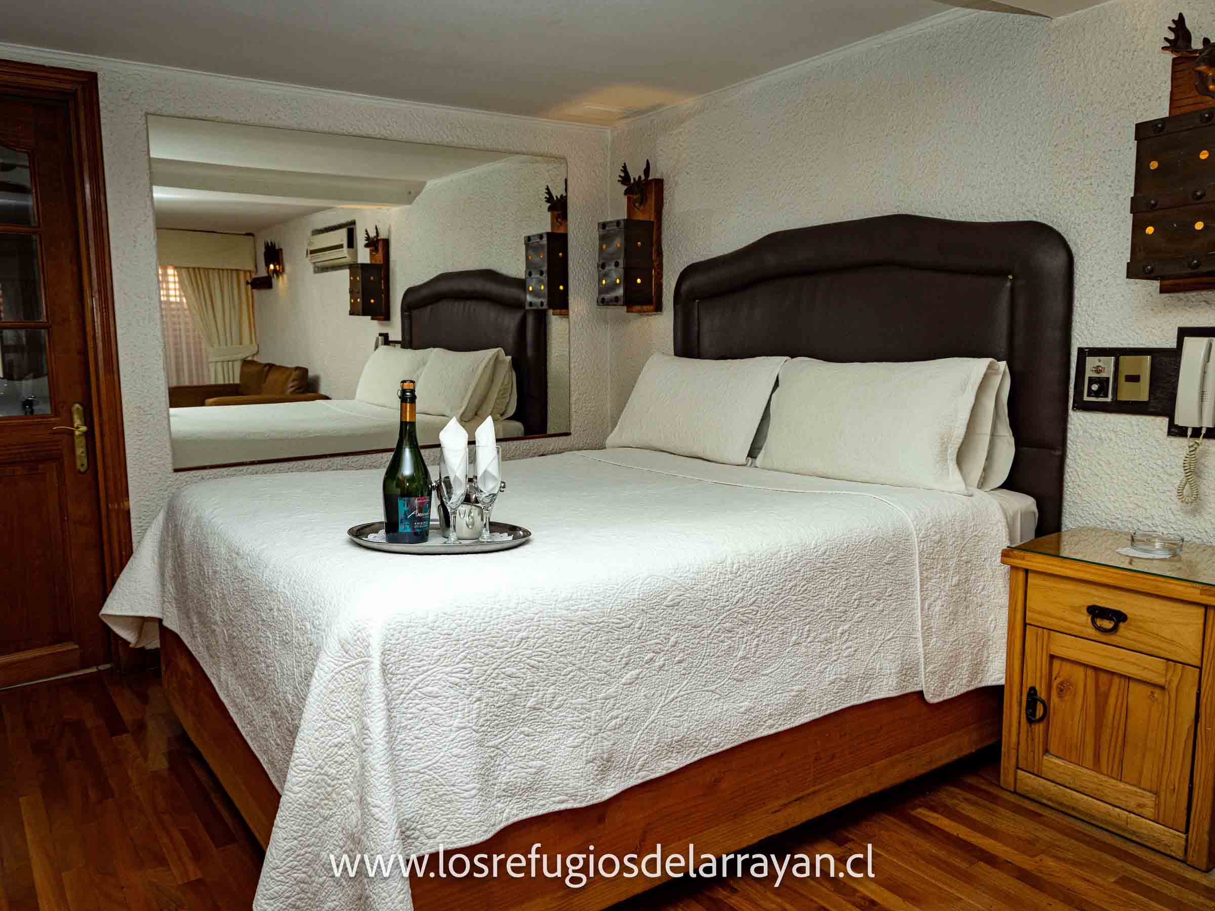 Habitación de hotel acogedora con cama doble y decoración simple.