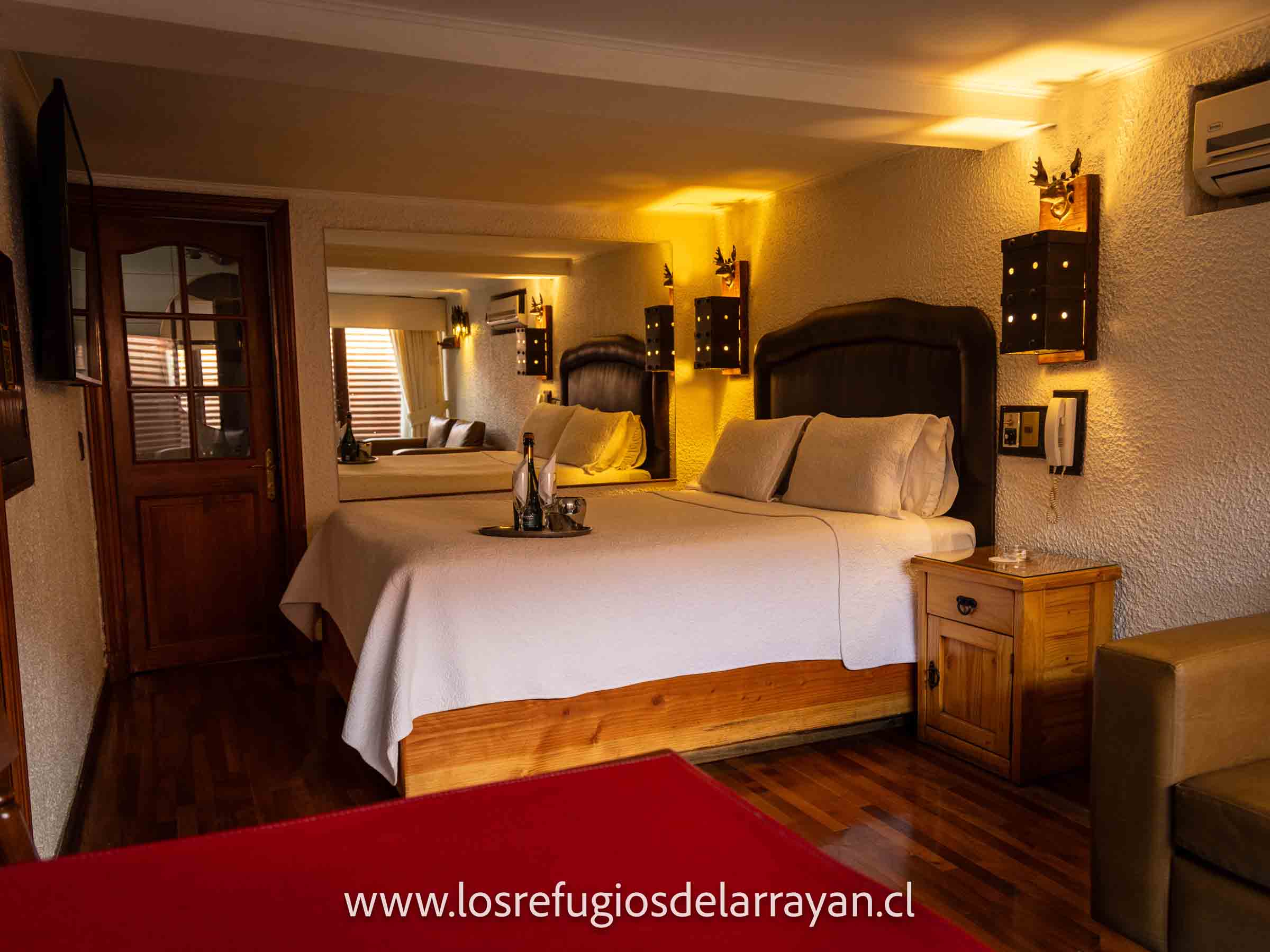 Habitación con alfombra roja